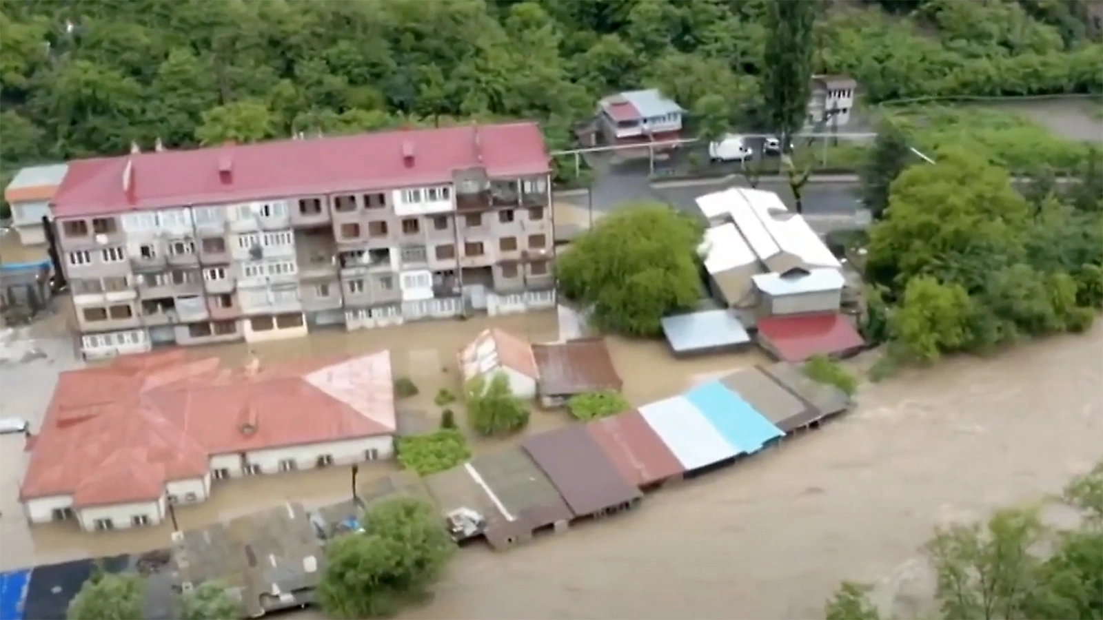 В зоне наводнения на севере Армении подсчитано 269 поврежденных квартир и домов