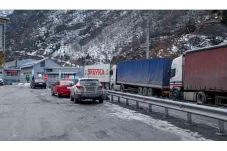 Атташе: 300-400 армянских фур ждут открытия дороги Мцхета-Степанцминда-Ларс