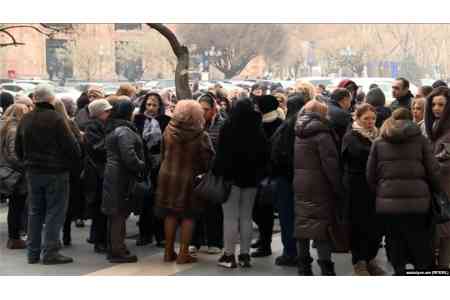 У здания Парламента представители МСБ проводят пассивный бунт: вопрос  о налоговых изменениях обсуждают на заседании профильной комиссии