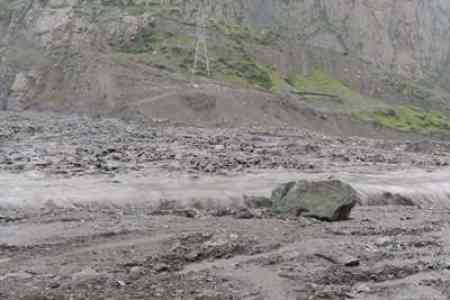 Движение на одном из участков дороги Мцхета-Степанцминда-Ларс, ведущей к границе с Россией, парализовано после оползня